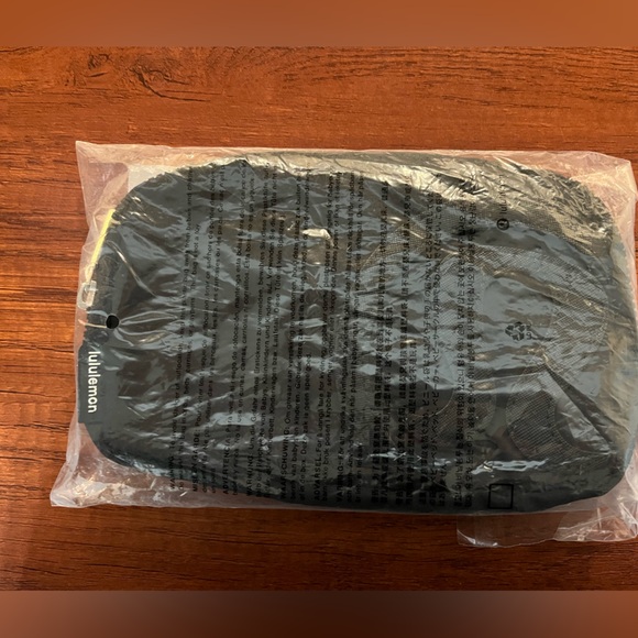 Lululemon NWT | Everywhere Belt Bag in Black/BlackVolume: 1L - Picture 9 of 10